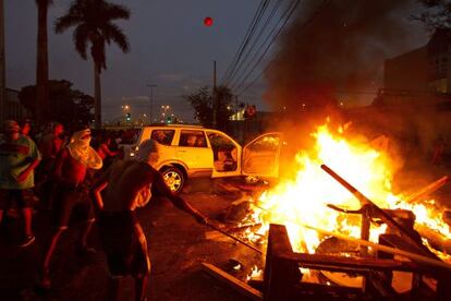 Manifestantes em uma barricada em Belo Horizonte.