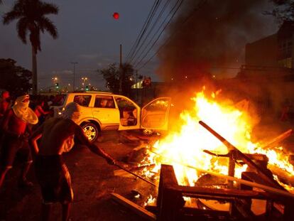 Manifestantes em uma barricada em Belo Horizonte.