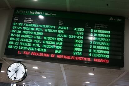 Paneles informativos en la estación de Sants de Barcelona