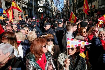 Agentes de la Policía Nacional establecen un cordón para proteger la cabalgata de las Magas de Enero en Valencia.