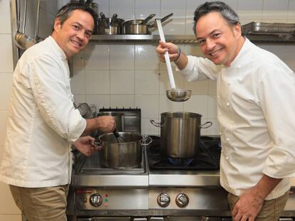 Los cocineros Sergio y Javier Torres presentan su nuevo libro de cocina en su restaurante Dos Cielos de Madrid.