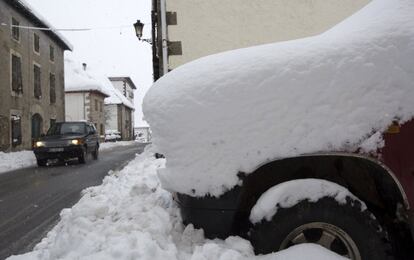 Nieve acumulada en un vehículo en Burguete (Navarra), hoy.