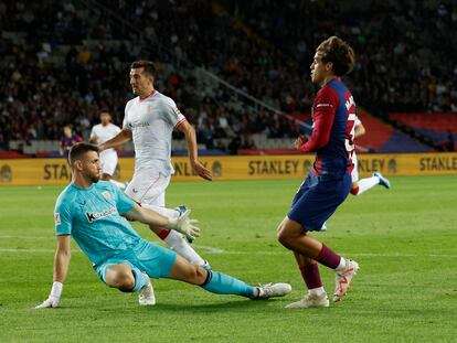 Marc Guiu definiendo frente a Unai Simón, para dar la victoria al Barcelona sobre el Athletic de Bilbao.