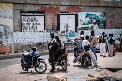 Son numerosas las manifestaciones culturales que celebran la negritud en Dakar y en todo Senegal. 'You are beautiful the way you are' (Eres bello tal y como eres), una iniciativa del artista Modou Dieng en colaboración con el curador Djibril Drame que data de 2020, abre el diálogo público sobre el concepto de “negritud contemporánea” para celebrar la belleza africana. La exposición, una instalación urbana que puebla los muros de toda la capital senegalesa inspirada en la filosofía de la negritud de Leopold Sedar Senghor, primer presidente de Senegal, rinde homenaje a la belleza negra en las calles de Dakar.