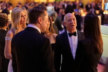 Jeff Bezos, Elon Musk e Ivanka Trump, en la cena organizada en Washington por Trump para celebrar su segundo mandato, el pasado 19 de enero.