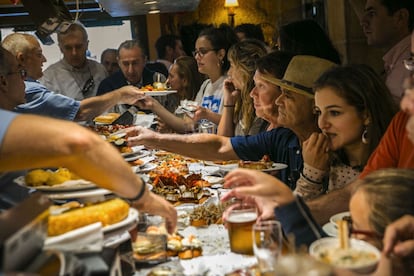 La brocheta de riñón es uno de los pinchos más solicitados en Gandarias. Con precios que oscilan entre los dos y los seis euros, los pinchos (medias raciones) se sirven con una sonrisa y las explicaciones que sean precisas. Cocina tradicional vasca.