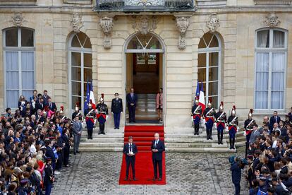 El primer ministro saliente, Gabriel Attal, a la izquierda, y el primer ministro entrante Michel Barnier, durante la ceremonia de traspaso de poderes, este jueves en Pars. 