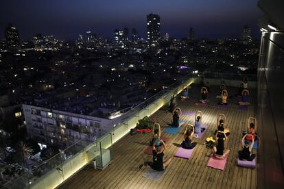 Un grupo de mujeres participan en una clase nocturna de yoga en un edificio de Tel Aviv (Israel), el 19 de octubre de 2017.  