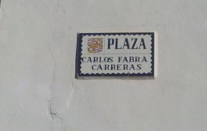 La placa en honor a Carlos Fabra en Villahermosa del Río.