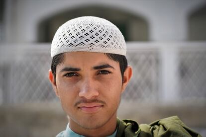 . Estudiante posa para un retrato antes de acceder a clase. Junto a la zona infantil de la madrasa Haqqania hay una puerta que lleva una zona destinada para niñas, según afirma un acompañante que, raudo, no permite al reportero ni asomarse. “Las mujeres tienen derecho a educarse”, defiende el portavoz de la institución, aunque deja claro que cada uno ha de hacerlo por su lado.