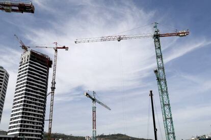 Los españoles necesitan 7,4 años de sueldo íntegro para adquirir una vivienda de tipo medio, un mes más de lo que precisaban hace un año para comprar la misma casa.