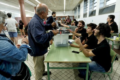 Un hombre vota en un colegio de Barcelona durante el referéndum independentista del 1 de octubre de 2017.