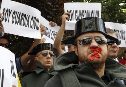 Unos 60 guardias civiles han reclamado en Colón mejoras laborales.