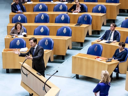 El primer ministro en funciones holandés, Mark Rutte, el 2 de abril de 2021 en el Parlamento de los Países Bajos.
