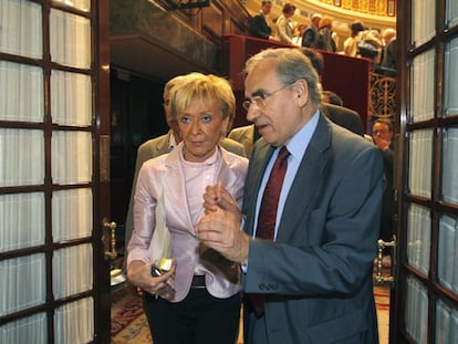 María Teresa Fernández de la Vega y Alfonso Guerra, en el Congreso.