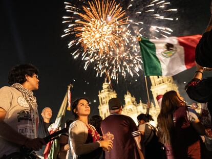 Simpatizantes de Claudia Sheinbaum celebran su triunfo en el Zócalo de Ciudad de México.