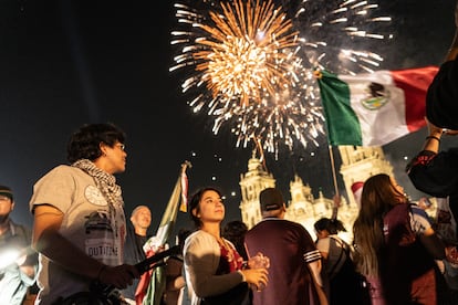 Simpatizantes de Claudia Sheinbaum celebran su triunfo en el Zócalo de Ciudad de México.