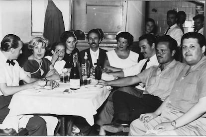 Ramon Cabau (centro) junto a su esposa (Francisca Agut) en el restaurante Agut de su suegro.