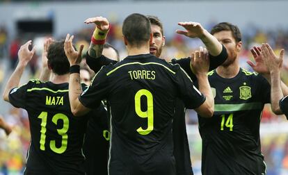Sergio Ramos, en el centro, felicita a Fernando Torres, autor del primer gol, Junto a ellos, Juan Mata y Xabi Alonso.