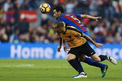 El centrocampista del FC Barcelona Sergio Busquets (d) y el delantero del Málaga CF, Sandro Ramírez.