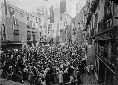 Sessi&oacute; de titelles a les festes de Sant Roc en una avui dif&iacute;cil de recon&egrave;ixer pla&ccedil;a Nova, el 1911. 