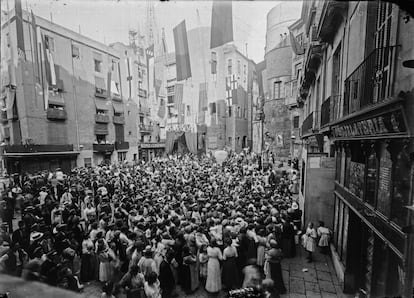 Sessi&oacute; de titelles a les festes de Sant Roc en una avui dif&iacute;cil de recon&egrave;ixer pla&ccedil;a Nova, el 1911. 