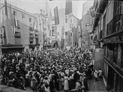 Sessi&oacute; de titelles a les festes de Sant Roc en una avui dif&iacute;cil de recon&egrave;ixer pla&ccedil;a Nova, el 1911. 