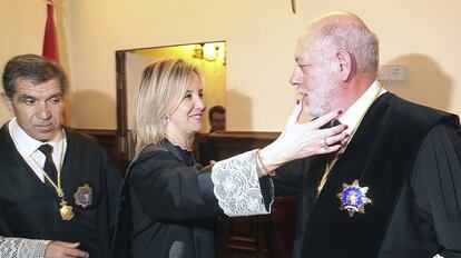 El fiscal general del Estado, José Manuel Maza felicita a Ana Tárrago Ruiz.