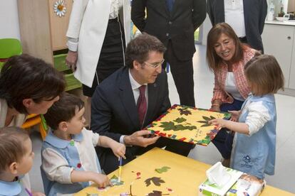 Feijóo y Beatriz Mato en una guardería en Vilalba.