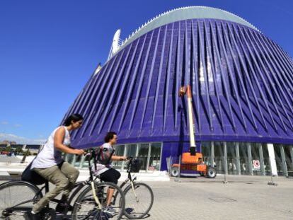 Grúas trabajando en el L'Agora de Calatrava en Valencia.
