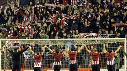 Jugadores del Athletic celebran el pase a semifinales.