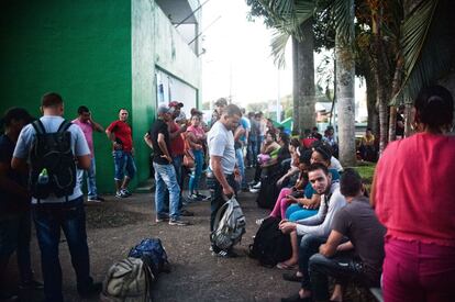 Migrantes cubanos esperan su salvoconducto delante de la estación migratoria Siglo XXI en Tapachula, Chiapas.