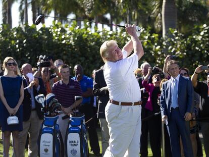 Donald Trump joga golfe em um campo de Doral, na Flórida, em uma imagem de arquivo.