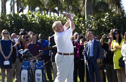Donald Trump juega al golf en un campo en Doral, Florida, en una imagen de archivo.