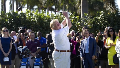 Donald Trump joga golfe em um campo de Doral, na Flórida, em uma imagem de arquivo.