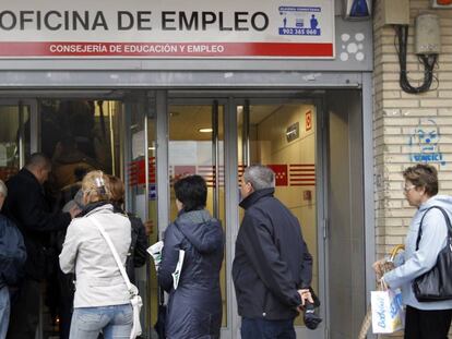 Cola del paro en la oficina de empleo de la Avenida de Santa Eugenia, en Madrid.