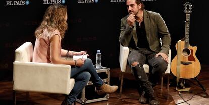 Andrés Suárez y Arancha Moreno dialogan en el encuentro de EL PAÍS+.