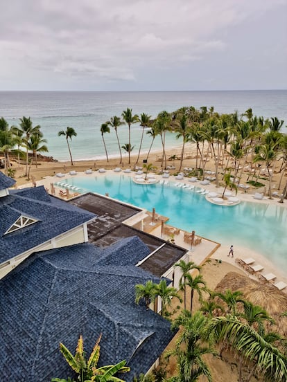 Vista de la piscina del hotel Cayo Levantado Resort, en la baha de Saman.