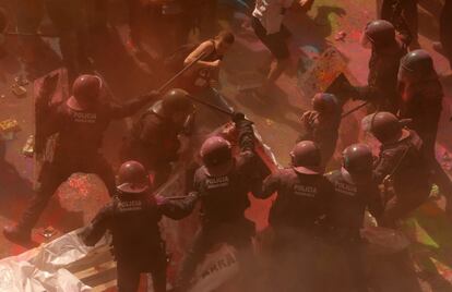 Agentes de los Mossos d'Esquadra cargan contra manifestantes independentistas en el centro de Barcelona este sábado.