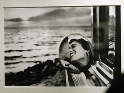 Un hombre observa en la exposición de la Fundación Canal la fotografía<i> California, 1955</i>, de Elliott Erwit.