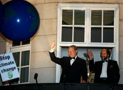 Al Gore (a la izquierda) y Rajendra Pachauri, los premiados con el Nobel de la Paz, ayer en el balcón de su hotel en Oslo.