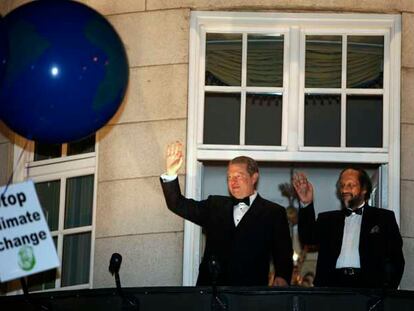 Al Gore (a la izquierda) y Rajendra Pachauri, los premiados con el Nobel de la Paz, ayer en el balcón de su hotel en Oslo.
