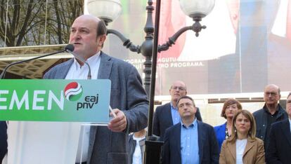 Andoni Ortuzar durante la presención de los candidatos al Congreso y al Senado del PNV.