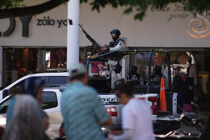 Elementos de la Guardia Nacional durante la detención de un sospechoso del asesinato del alcalde Carlos Manzo, en Uruapan, el 21 de noviembre de 2025.