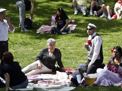 Ambiente en la Pradera de San Isidro en el d&iacute;a de la fiesta del santo patr&oacute;n de Madrid.