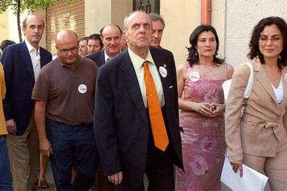 Manuel Fraga y el <i>número dos</i> de la lista por Ourense, José Manuel Baltar (a la izquierda, con gafas), antes de comenzar el mitin en A Rúa.