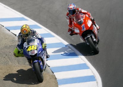 Rossi adelanta a Stoner en el Sacacorchos durante el Gran Premio de Estados Unidos del 2008.