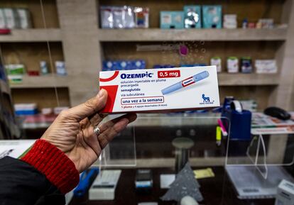 Una farmacéutica muestra una caja de Ozempic en una oficina de Valencia.