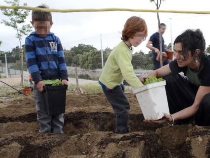 Alumnos del colegio San Bartolom&eacute; plantando el huerto. 