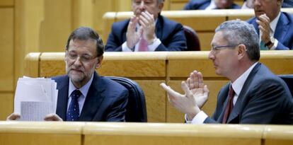 Alberto Ruiz-Gallardón aplaude a Rajoy, este miércoles en el Senado.